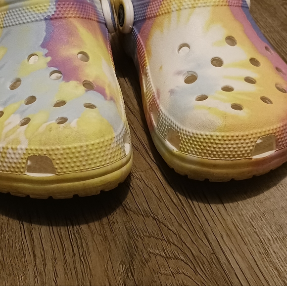 CROCS TYE DYED Sz 7 - Picture 12 of 12